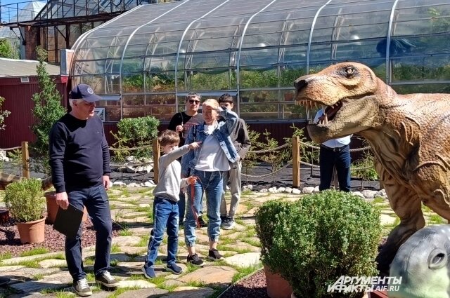    Сейчас в ботаническом саду есть пять фигур звероящеров. Фото:  АиФ/ Алексей Власов