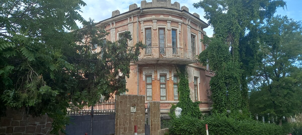 Здание, увитое диким виноградом, прекрасно