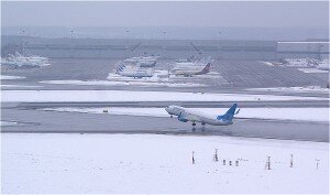    Взлет Boeing-737-800 авиакомпании "Победа". Вид с вышки (КДП) аэропорта "Внуково". На заднем плане - перрон с Боингами "Трансаэро".