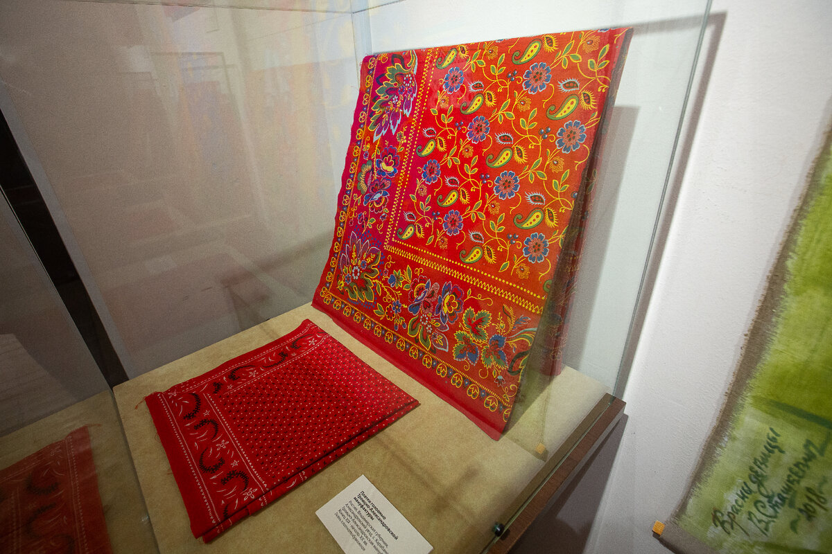 "Барановские ситцы" - ярко-алые ткани, традиционно с растительными мотивами или их элементами. Выставка "Барановские ситцы" из фондов собрания Музея-заповедника "Александровская слобода", проходящая в Отделе художественных ремёсел Музея-заповедника "Абрамцево". Хотьково, Сергиево-Посадский городской округ. Московская область. Фото автора статьи 