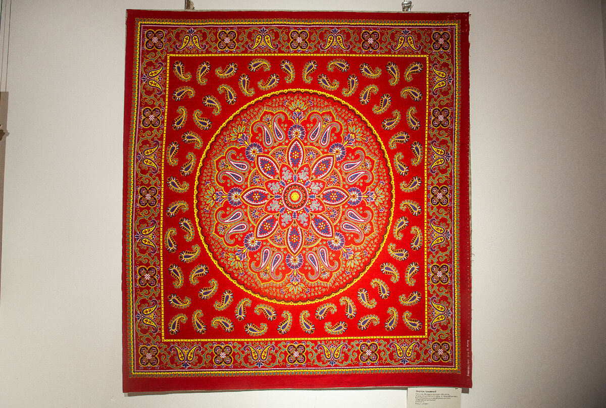 "Барановские ситцы" - ярко-алые ткани, традиционно с растительными мотивами или их элементами. Выставка "Барановские ситцы" из фондов собрания Музея-заповедника "Александровская слобода", проходящая в Отделе художественных ремёсел Музея-заповедника "Абрамцево". Хотьково, Сергиево-Посадский городской округ. Московская область. Фото автора статьи 