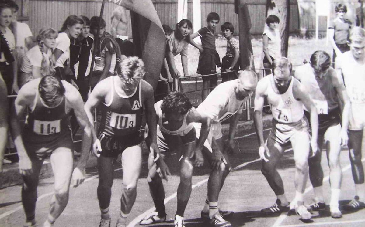 Старт третьего забега, позиции с 5 по 11. №5 - С.Семёнов (Украина), №6 - С.Ефимов (БССР), №10 - Михаил Святкин; №11 - С.Новожилов. Первая четверка (лидеры) ближе к внутренней бровке и в кадр не попала.