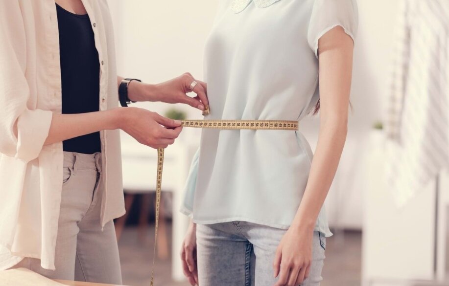 Снятие мерок перед покупкой одежды 