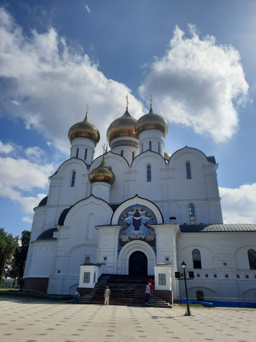 Ярославль &mdash; древний город у слияния рек Которосль и Волга. Он входит в туристический маршрут &laquo;Золотое кольцо России&raquo; и считается его столицей.-3