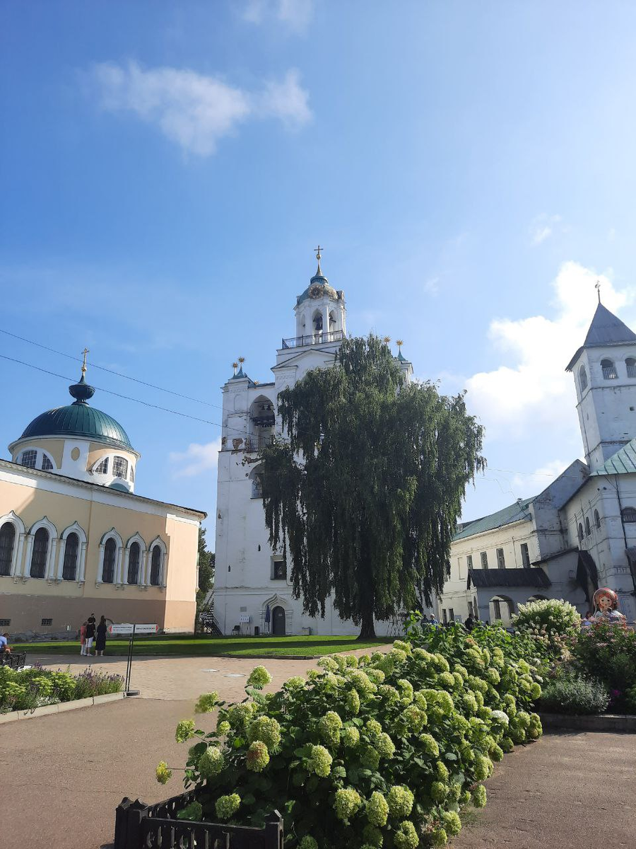 Ярославль &mdash; древний город у слияния рек Которосль и Волга. Он входит в туристический маршрут &laquo;Золотое кольцо России&raquo; и считается его столицей.-4
