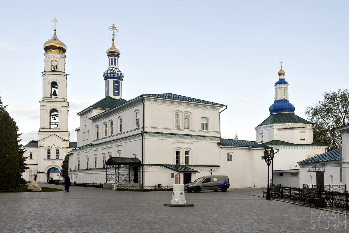 В начале мая мы дружной компанией состоящей из: батюшки, матушки  прихожан небольшой церкви под Уфой  отправились в Дивеевский женский монастырь. Я в качестве фотографа—водителя.-6-2