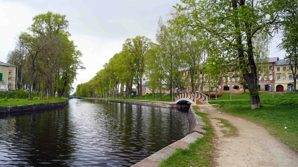 Цнинский канал в центре Вышнего Волочка. Всего Вышневолоцкая водная система включает в себя пять каналов. Помимо Цнинского есть ещё Тверецкий, Обводной, Новотверейцкий и Тобольский. А также четыре реки - Тверца, Цна, Шлина, Тоболка. 