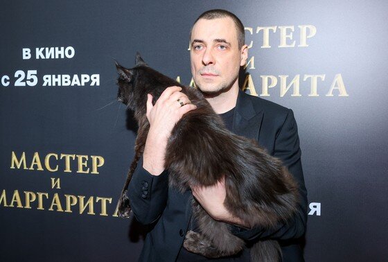    Актер Евгений Цыганов и кот Кеша на премьере фильма «Мастер и Маргарита»