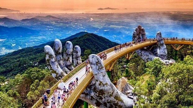 Это популярный курорт, здесь цены не такие высокие как на юге, имеется множество вариантов для интересных развлечений