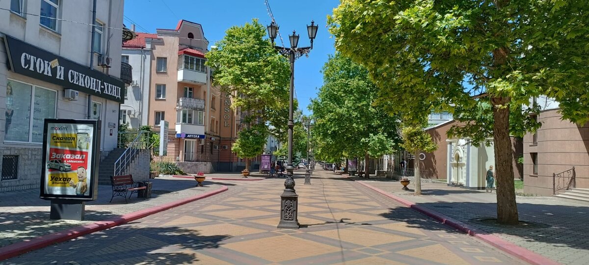 Керчь - это город по которому лучше гулять пешком. Здесь на каждой улице есть что то любопытное. Пройдитесь по переулкам и площадям Керчи и они расскажут вам о событиях, свидетелями которых стали более чем за две с половиной тысячи лет. Вы познакомитесь с памятниками прошлого, и с обликом современного древнейшего города России, который первым встречает людей, проезжающих по Крымскому мосту на полуостров. Это пункты досмотра автомобилей, или современные железнодорожные станции Керчь -Южная и Багерово.  Керченская паромная переправа сейчас принимает только грузовой транспорт. Город растет и развивается, хорошеет при этом сохраняет неповторимый облик. 