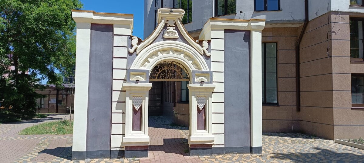 Вам обязательно понравится прогулка по Керчи - когда неспешно идешь по ее набережной, улицам и площадям наслаждаясь синим - синим - черным морем, красивыми парками, неповторимыми храмами, и домами старой застройки. Подмечаешь, незаметные на первый взгляд, детали жизни горожан. 