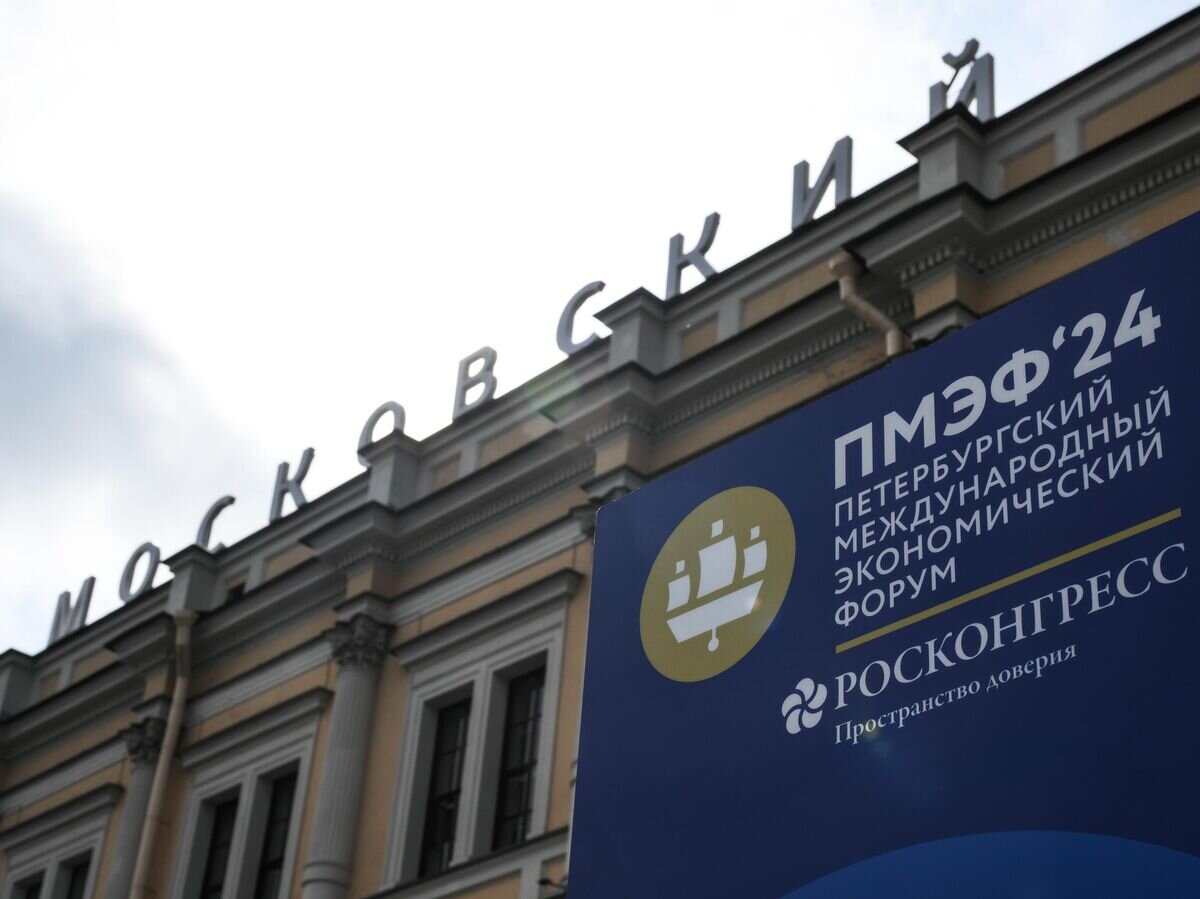    Информационный баннер с символикой Петербургского международного экономического форума у Московского вокзала на площади Восстания в Санкт-Петербурге© РИА Новости / Александр Кряжев