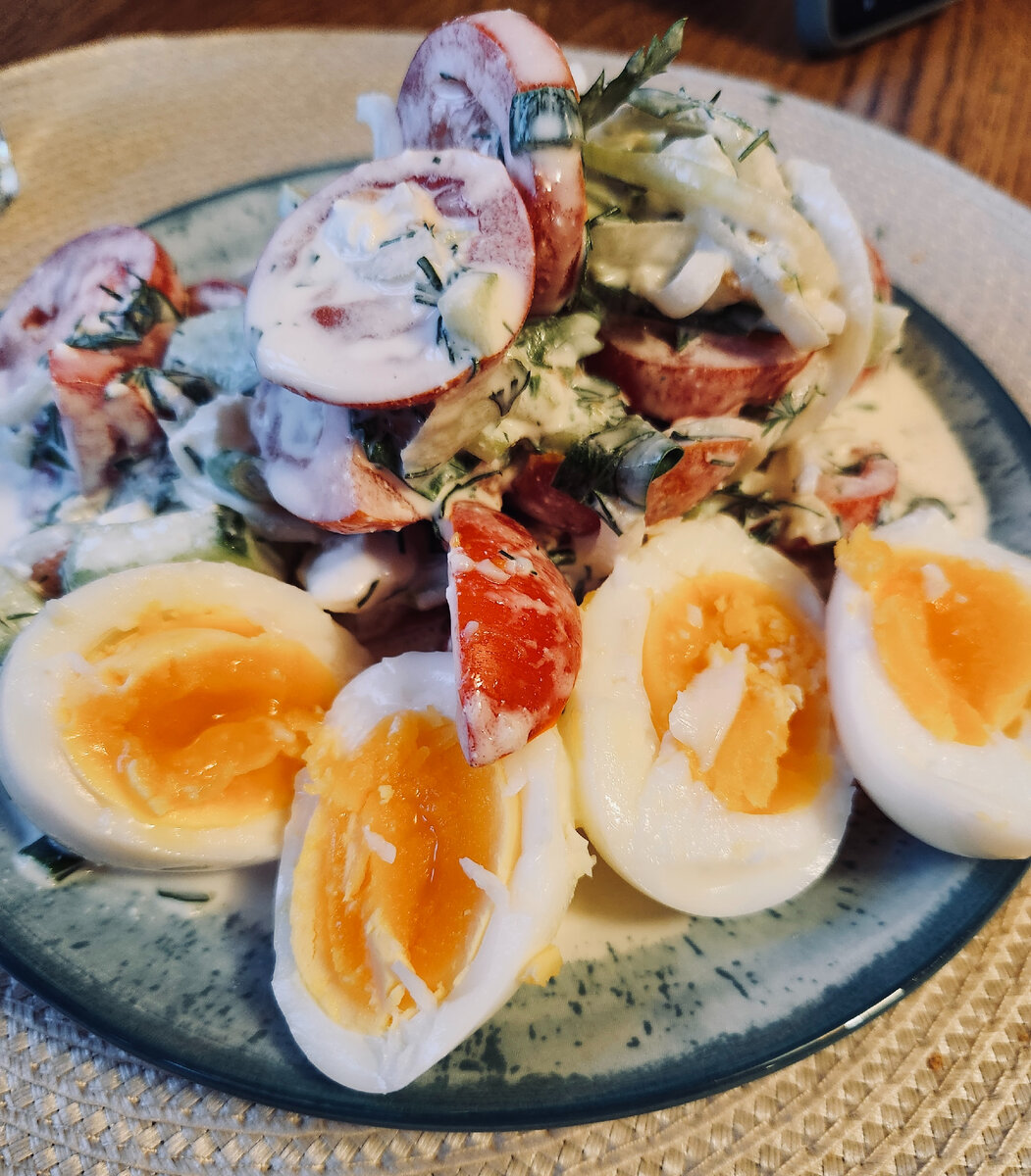 Любимая кондиция вареных яиц, недоваренные) Салатик со сметаной и сыром фета (50 гр)