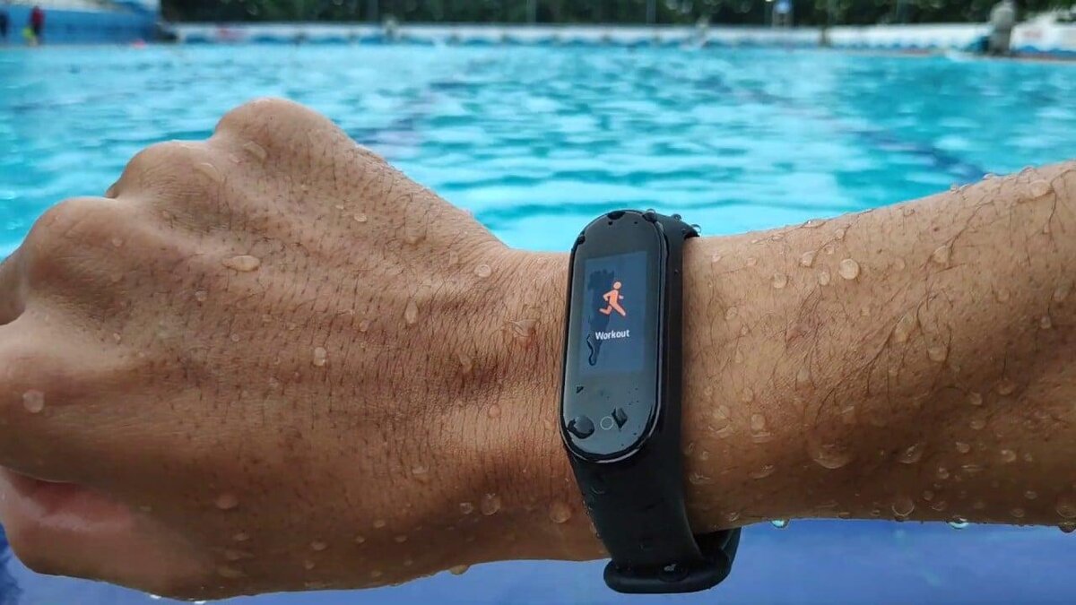 Плавание — отличный способ заняться спортом и поддержать здоровье. Многие люди предпочитают плавать в бассейне, чтобы укрепить мышцы, улучшить выносливость и просто расслабиться.