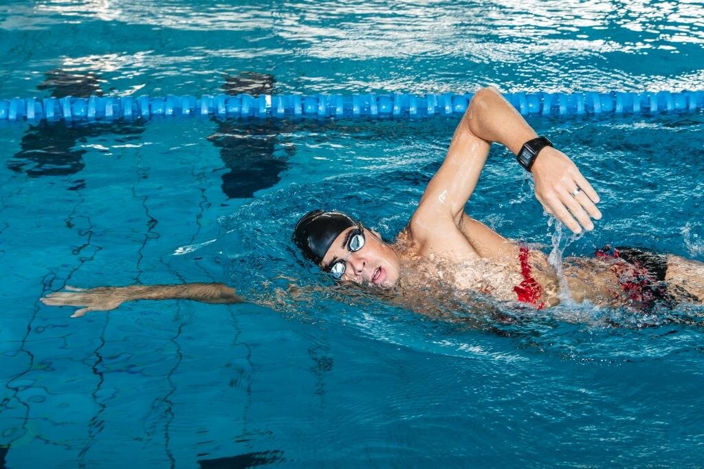 Плавание — отличный способ заняться спортом и поддержать здоровье. Многие люди предпочитают плавать в бассейне, чтобы укрепить мышцы, улучшить выносливость и просто расслабиться.-2