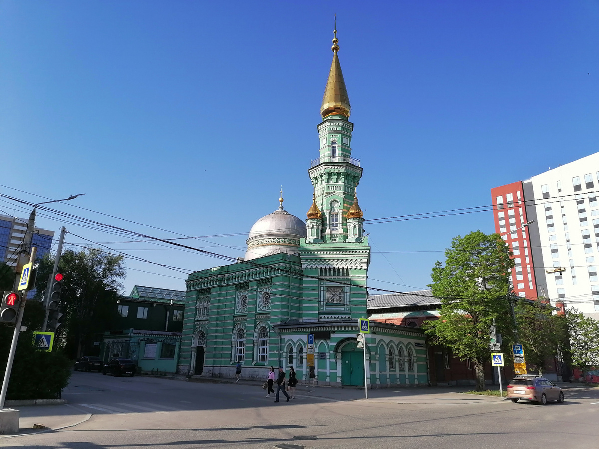 Пермская соборная мечеть (Осинская ул., 5) построена в 1902–03 гг. в стиле эклектика по проекту арх. А. И. Ожегова. Мечеть-джами с купольным залом и минаретом над входом, где традиционная восточная архитектура объединена с русской.