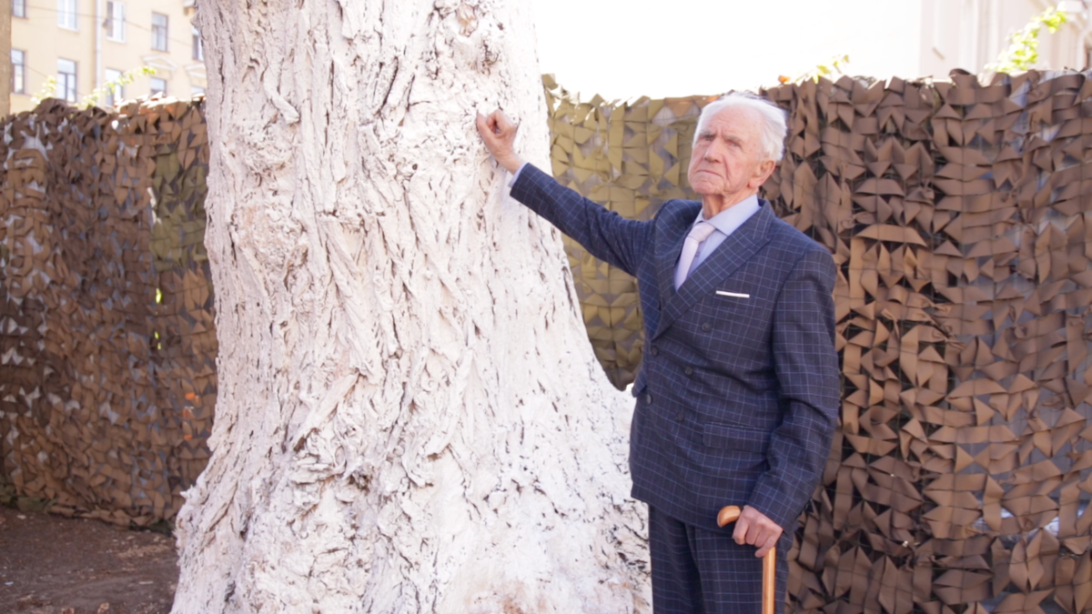 Владимир Алексеевич Берчиков - 100-летний ветеран ВОВ, стоит у тополя, который он с товарищами посадил в марте 1940 года