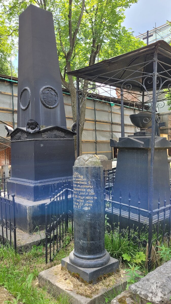 На переднем плане памятник - Иванову, средний по размеру - Н.Н. Голицыной и самый большой - Я.А. и Г.Я. Голицыных