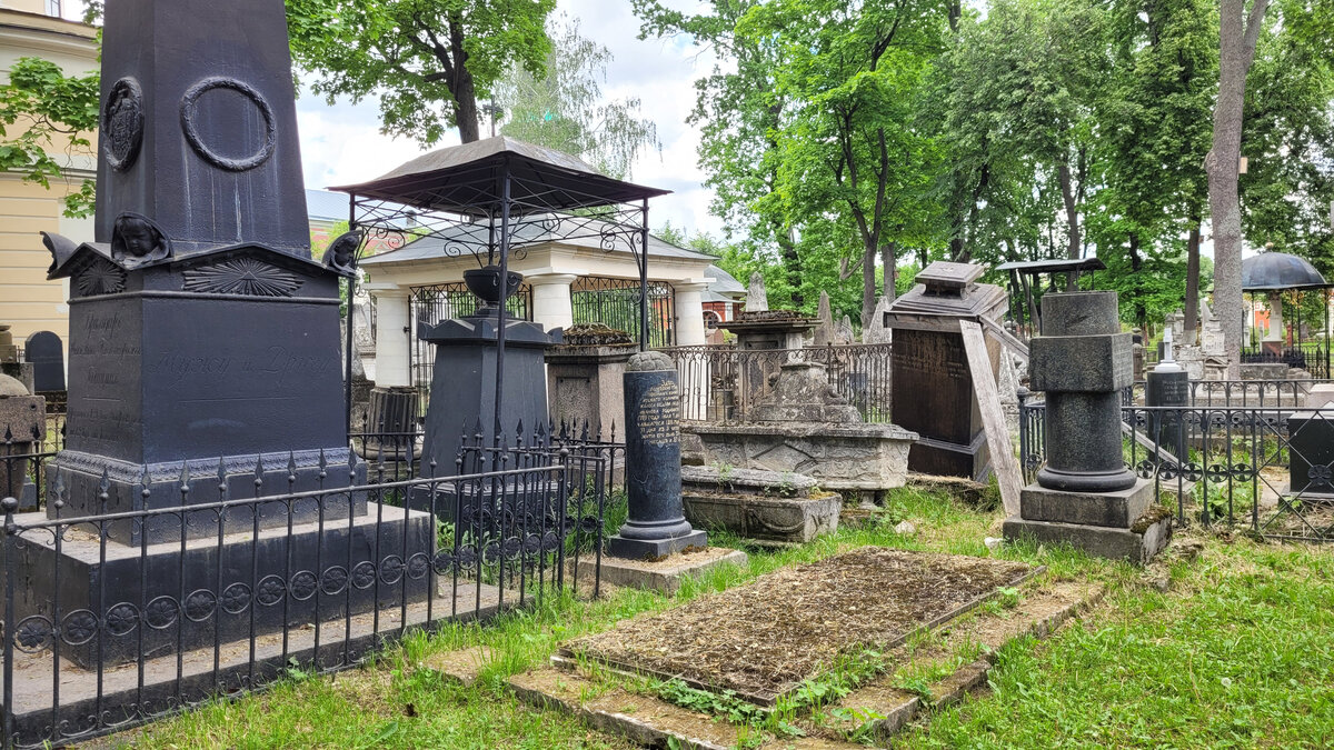 Могилы Голицыных, Ф.Ф. Иванова, пара неизвестных,  А.А. Сахаровой (ее поддерживают доски) и В.В. Петровой