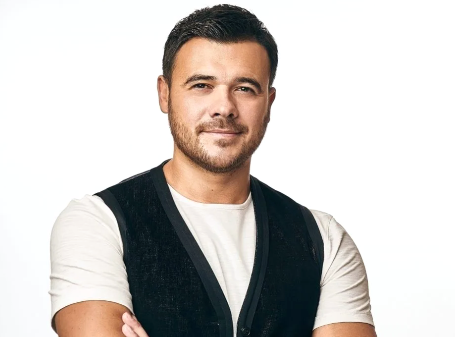 на фото Эмин