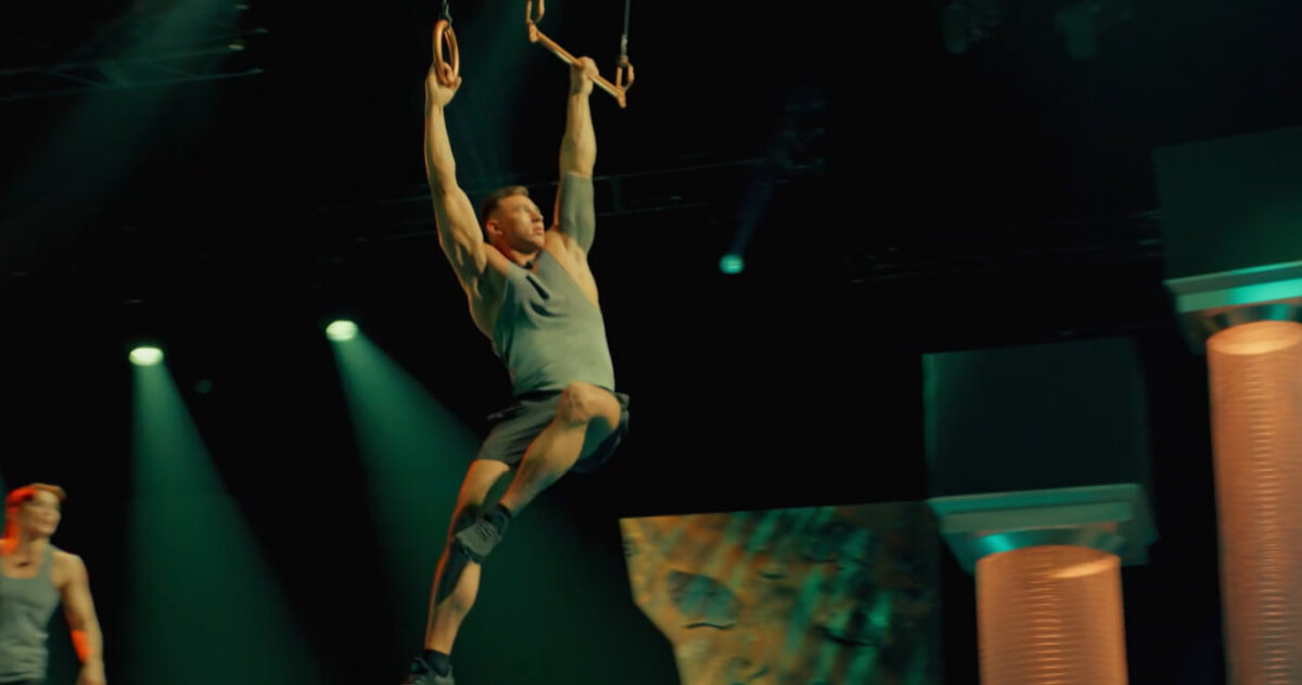 Какое испытание проходили участники во 2 серии шоу "Титаны"? Скрин с шоу "Титаны"