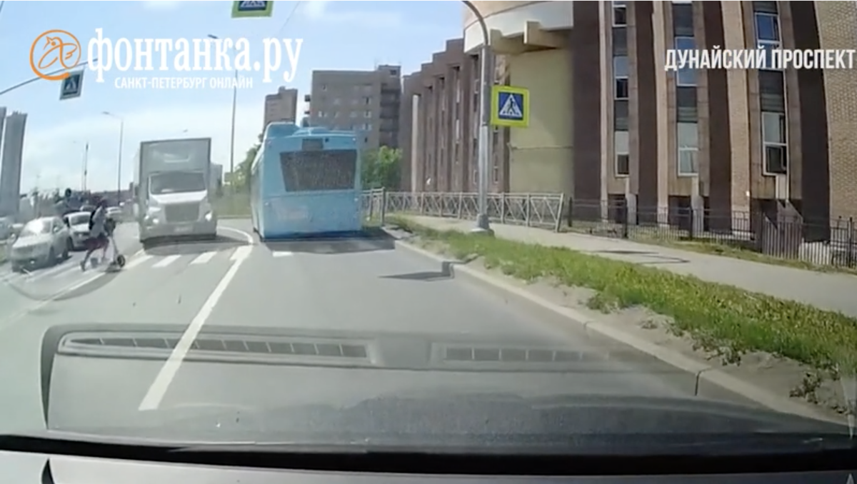 В Петербурге грузовик снес самокатчика на пешеходном переходе | Росбалт |  Дзен