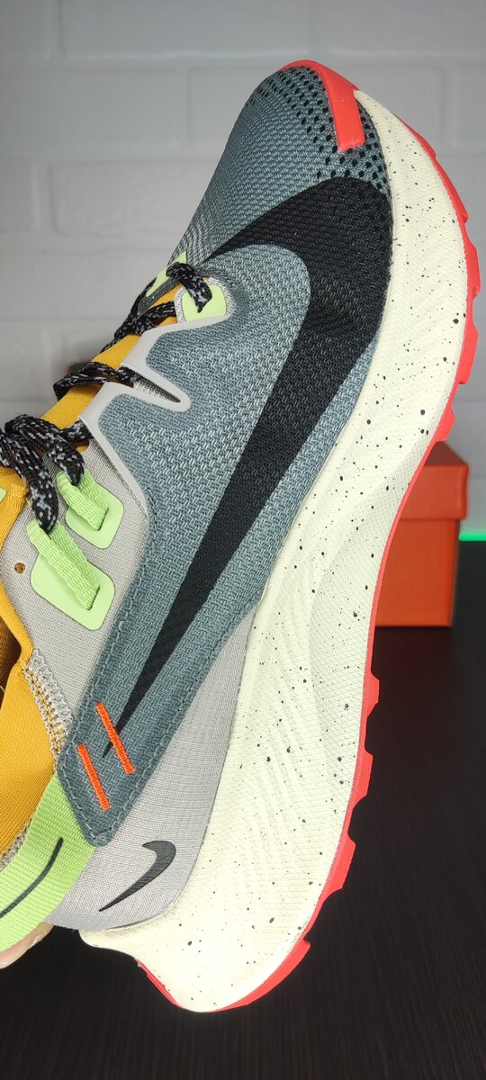 Один из главных ключевых элементов кроссовок Nike Pegasus Trail 2 - это их надежное сцепление с поверхностью. Подошва обуви обладает глубокими рифлениями и выступами, которые обеспечивают превосходное сцепление даже на скользких и мокрых поверхностях. Благодаря этому, спортсмены чувствуют себя уверенно и защищено во время бега на грунте, будь то глина, гравий или камни.