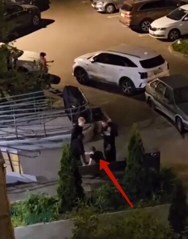 Подростка усадили на скамейку в ожидании "скорой". Кадр стычки с канала "Многонационал"
