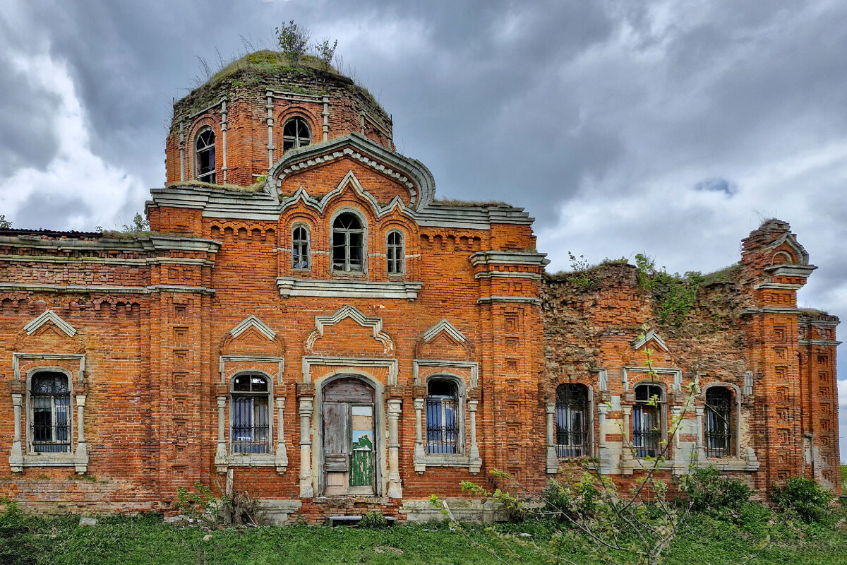 Село Денисово. Церковь Покрова Пресвятой Богородицы. Вид со двора