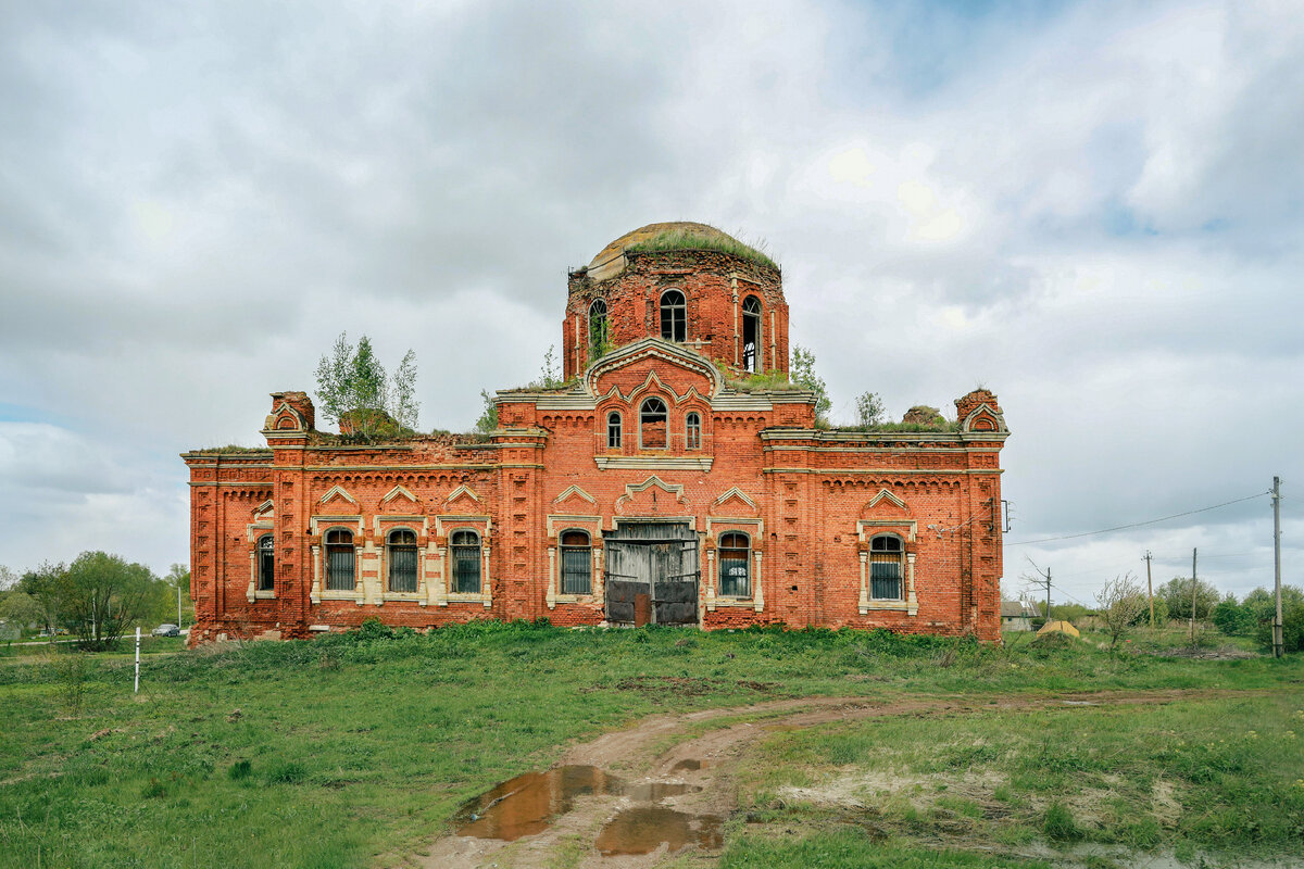 Село Денисово. Церковь Покрова Пресвятой Богородицы. Вид с дороги