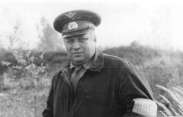 Батя в оцеплении на Сещинском аэродроме. 80-е годы. 
