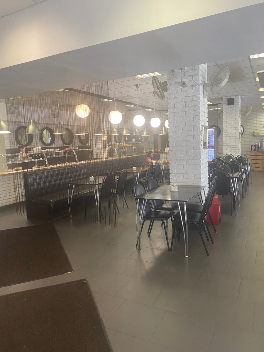 Людей почти нет. 