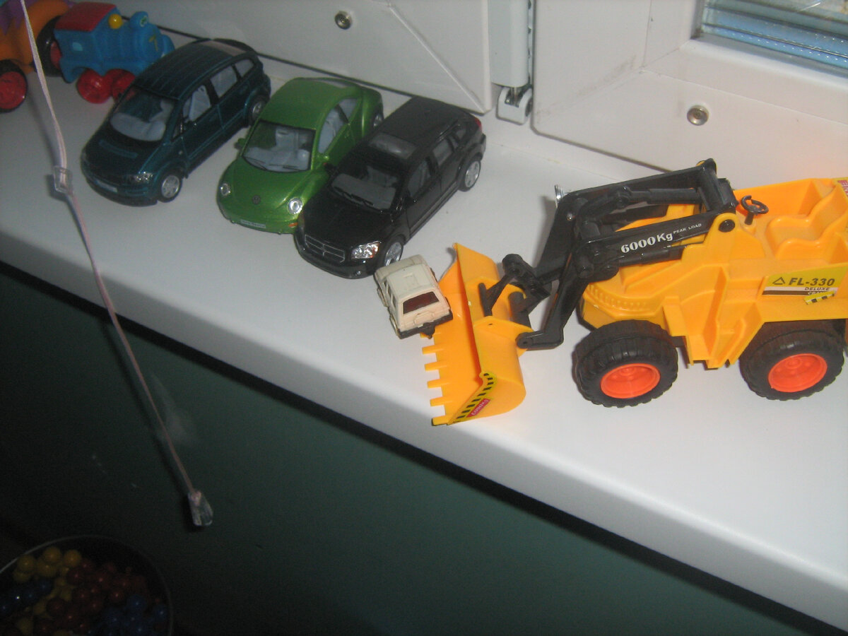 Эээх, прошло то время, когда сыновям достаточно было подарить машинку. Игрушечную))) Выставка -цатилетней выдержки - недавно нашла старый телефон с фотками)