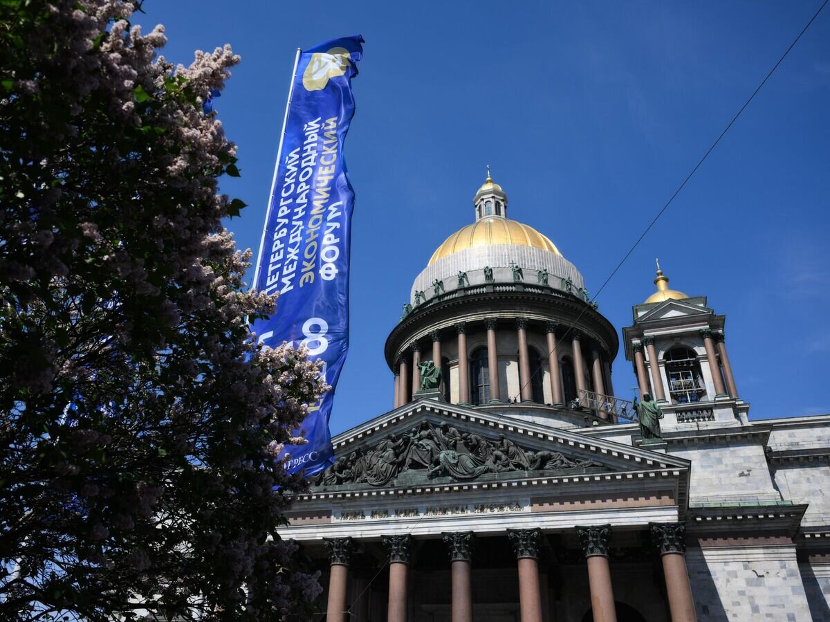    Информационный баннер с символикой Петербургского международного экономического форума на Исаакиевской площади в Санкт-Петербурге© РИА Новости / Александр Кряжев