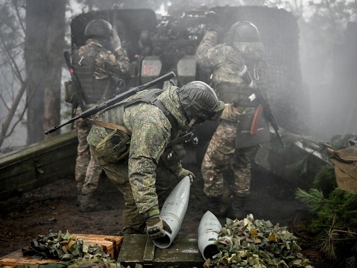    Артиллеристы Вооруженных сил РФ ведут огонь по позициям ВСУ с применением буксируемых 152-мм гаубиц "Мста-Б" подразделений артиллерии ЦВО на Краснолиманском направлении специальной военной операции© РИА Новости / Станислав Красильников