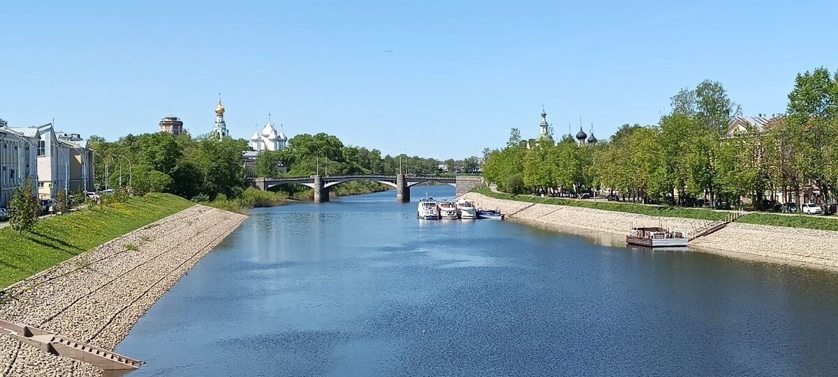 Вид на реку Вологда и вологодский Кремль с пешеходного Красного моста. Фото Андрея Зубанова