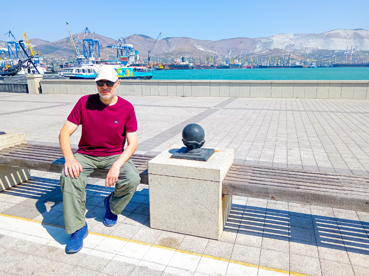 Набережная в центре Новороссийска. Автор рассказа и канала — Михаил Лекс.