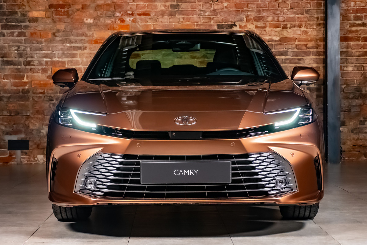 Передняя часть новой Toyota Camry для европейского рынка 