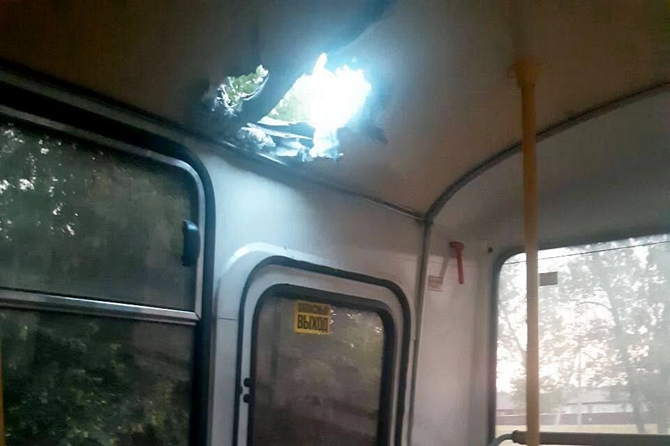    У автобуса пробита крыша. Фото: телеграм-канал "Настоящий Гладков"