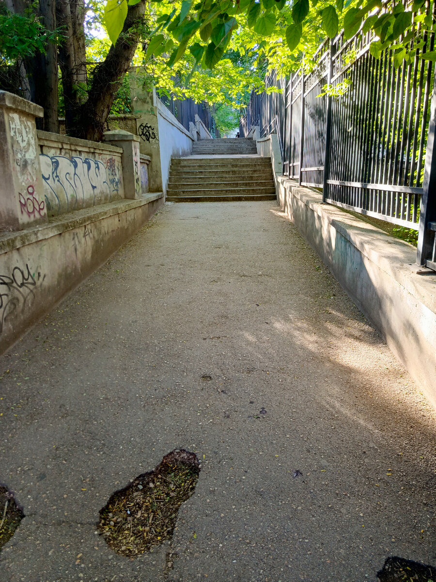 Так вроде ступеньки в хорошем состоянии, но вот эти дырки все портят.