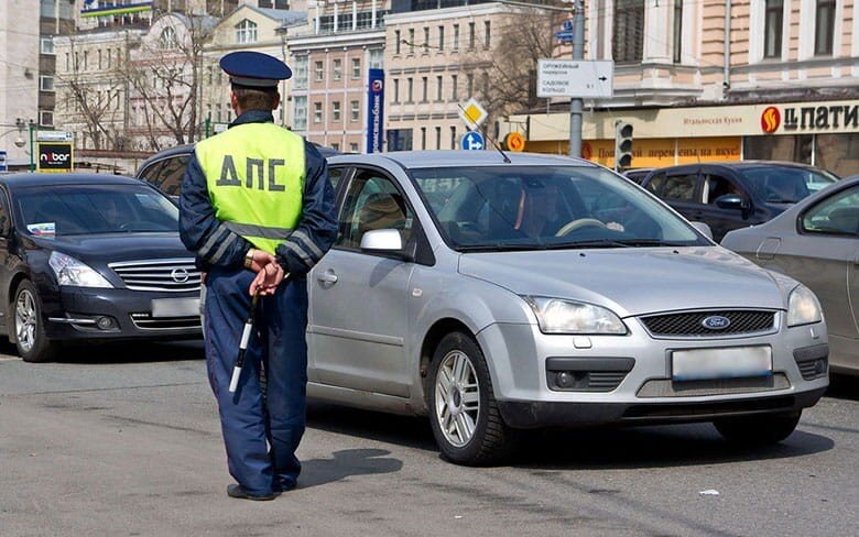 Иметь полис ОСАГО обязан каждый автомобилист. Но обязан ли возить его с собой? А иметь электронный вариант документа? Ведь сотрудники ГИБДД все равно проверят его по своей базе.-2