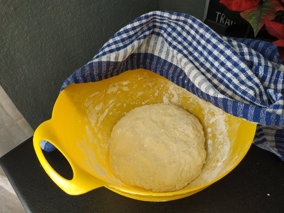 Отправляем тесто отдыхать. Личные фотографии автора.