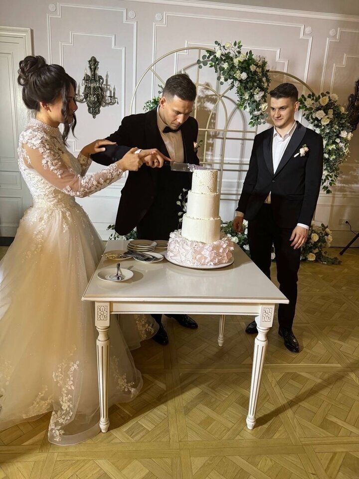     Торт молодые разрезали вместе. Фото: vk.com/ska