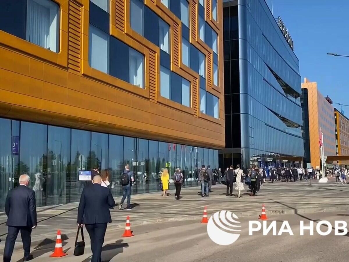    Очереди на досмотр в нулевой день ПМЭФ© РИА Новости
