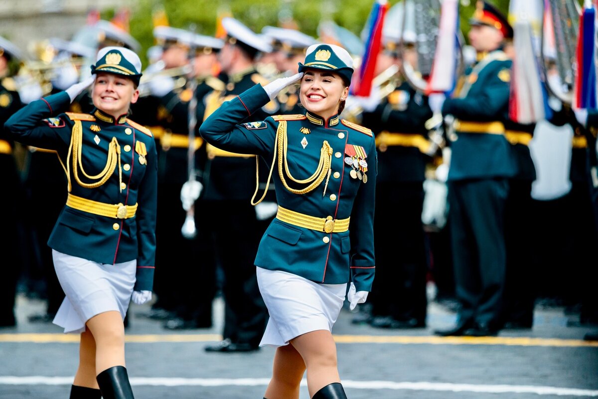  Праздник День Победы - 9 Мая - в этом году запомнился контрастной непогодой. Яркое солнце на синем небе сменялось облаками со снегопадом и настоящей метелью.