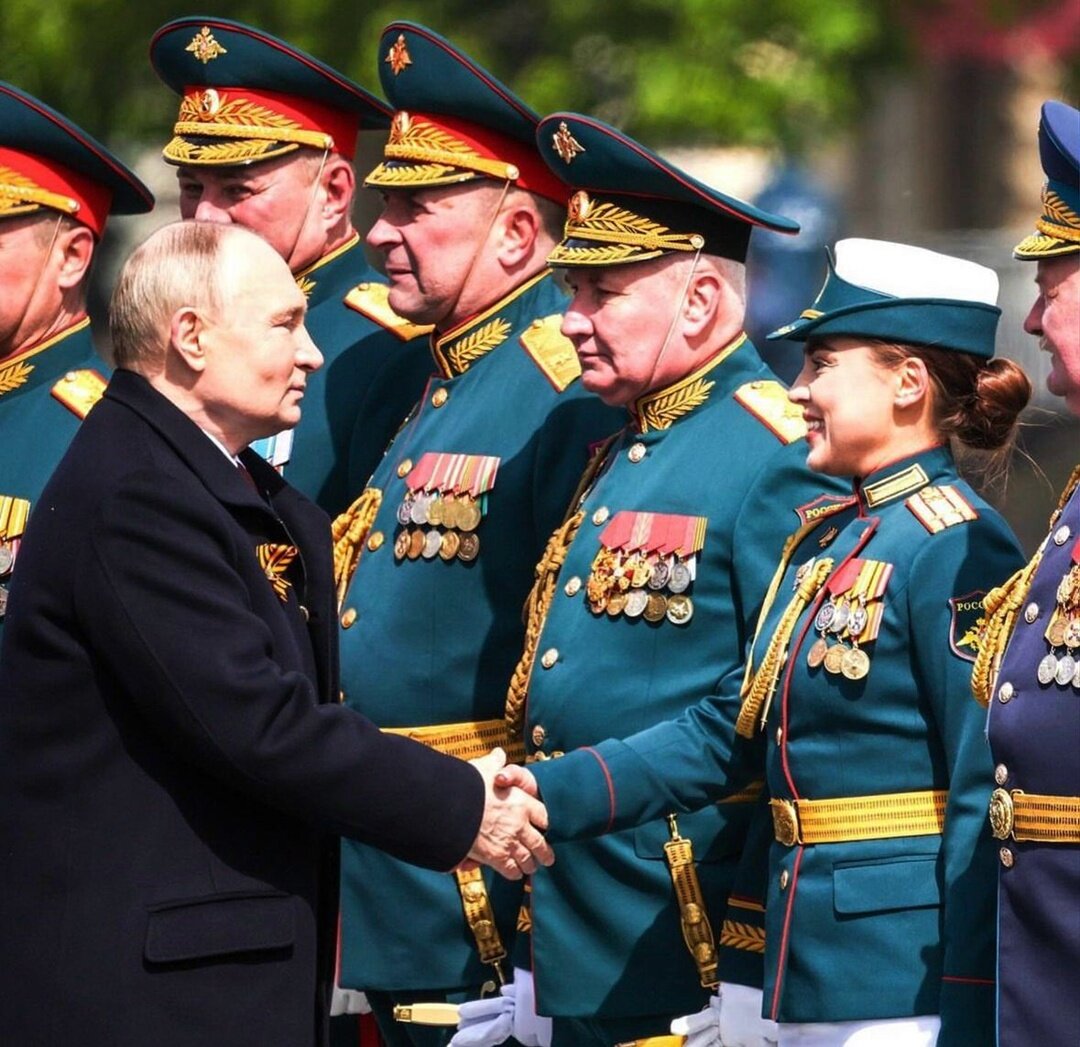  Праздник День Победы - 9 Мая - в этом году запомнился контрастной непогодой. Яркое солнце на синем небе сменялось облаками со снегопадом и настоящей метелью.-2