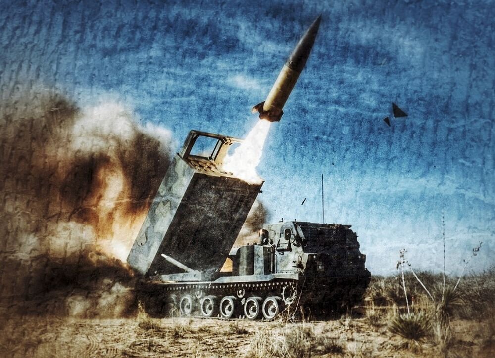 РСЗО MLRS "M270" HIMARS запускает баллистическую ракету ATACMS. Источник: amalantra.ru.