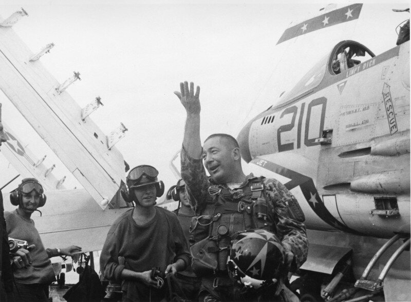 Фото, сделанное после успешного вылета: "Дик" рассказывает, как он сбил МиГ-21. Он ждал этого момента более 20 лет, одержав победу в 42 года на своей третьей войне.