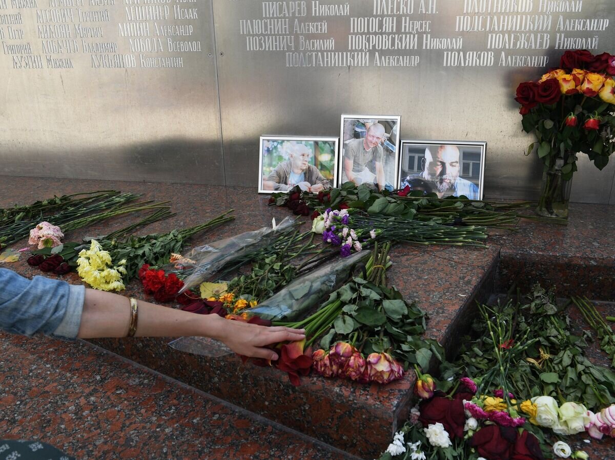    Цветы у фотографий погибших в Центральноафриканской Республике российских журналистов возле Дома журналистов в Москве© РИА Новости / Екатерина Чеснокова