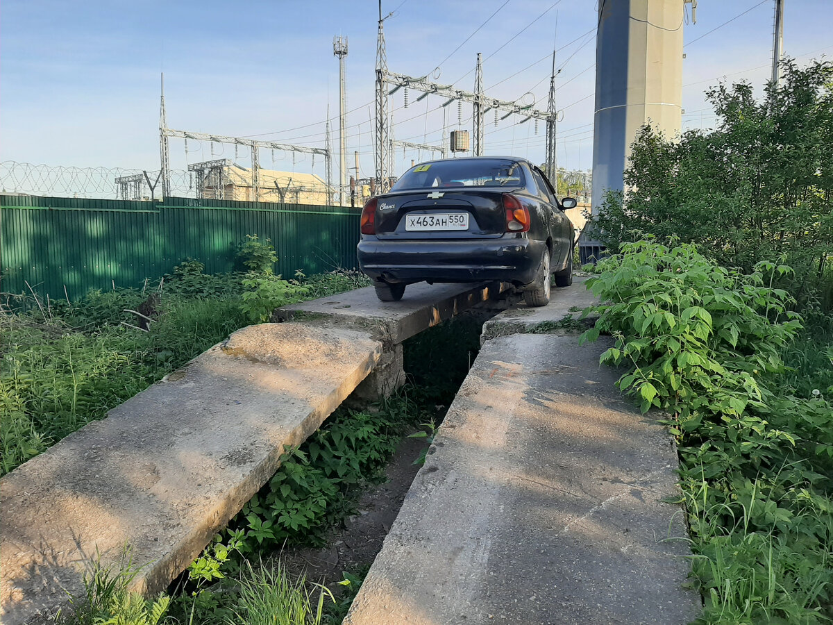 Авто на яме